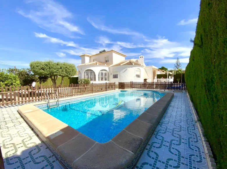 6-Schlafzimmer-Villa 233 m² Torrevieja, Spanien