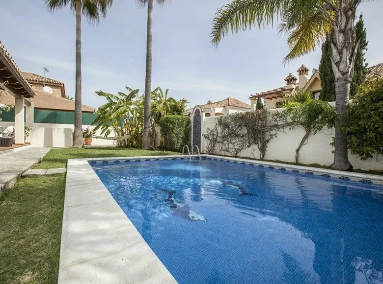 villa de 5 dormitorios 356 m² San Pedro Alcantara, Španjolska