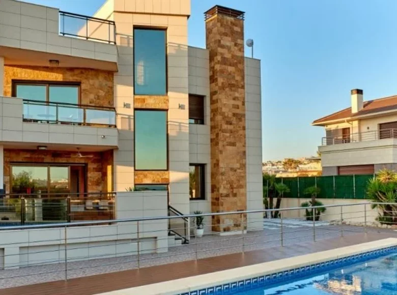 5-Schlafzimmer-Villa 460 m² Torrevieja, Spanien