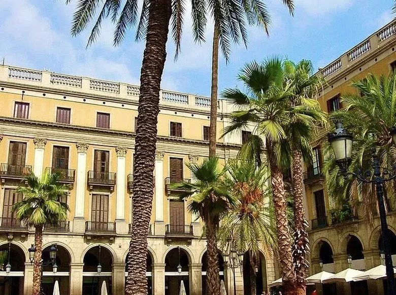 Residential building for sale in Barcelona (Gothic Quarter)