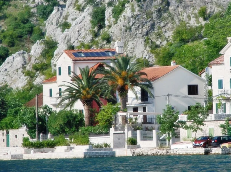 7 bedroom villa 235 m² Dobrota, Montenegro