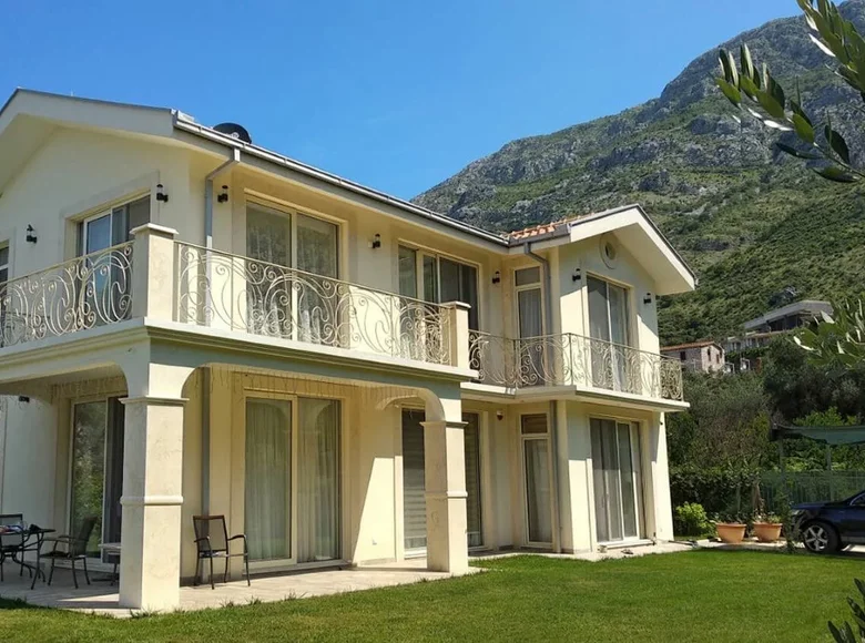 3 bedroom house 235 m² Rijeka Rezevici, Montenegro
