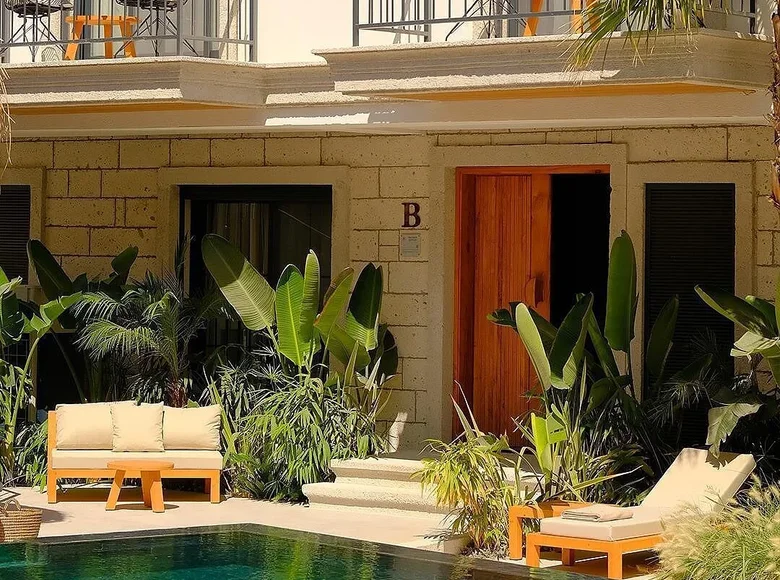 Commercial property 807 m² in Çeşme, Turkey