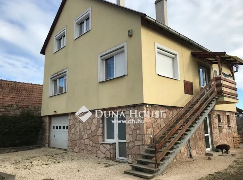 Maison 245 m² Kornye, Hongrie