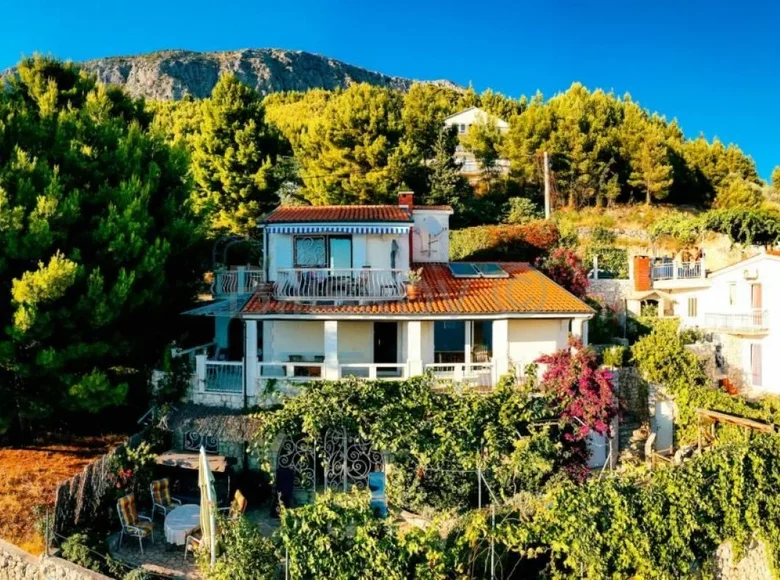 8 room house 291 m² Grad Omis, Croatia