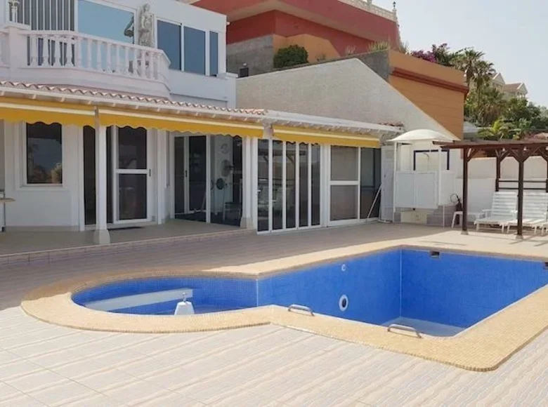 5 bedroom villa 460 m² Adeje, Spain