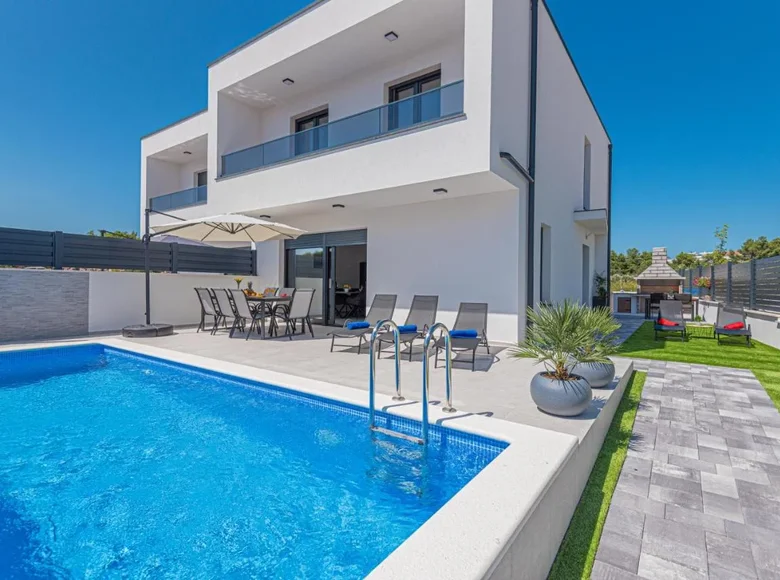 4 bedroom house 179 m² Grad Vodice, Croatia