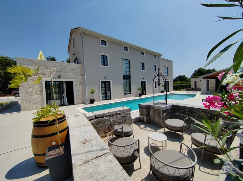 5 bedroom villa 320 m² Grad Porec, Croatia