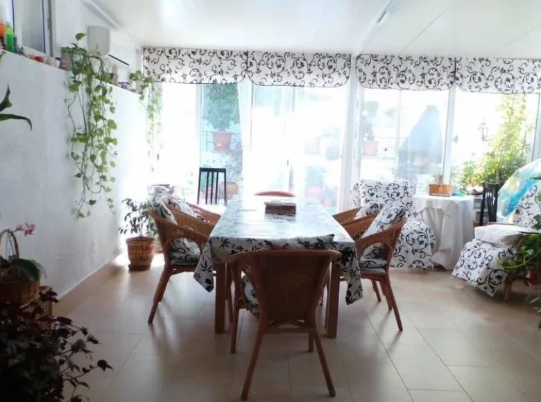 Villa de tres dormitorios 314 m² Badalona, Španjolska