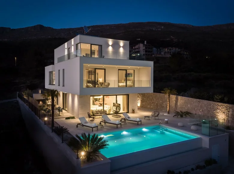 4 bedroom house 285 m² Grad Split, Croatia