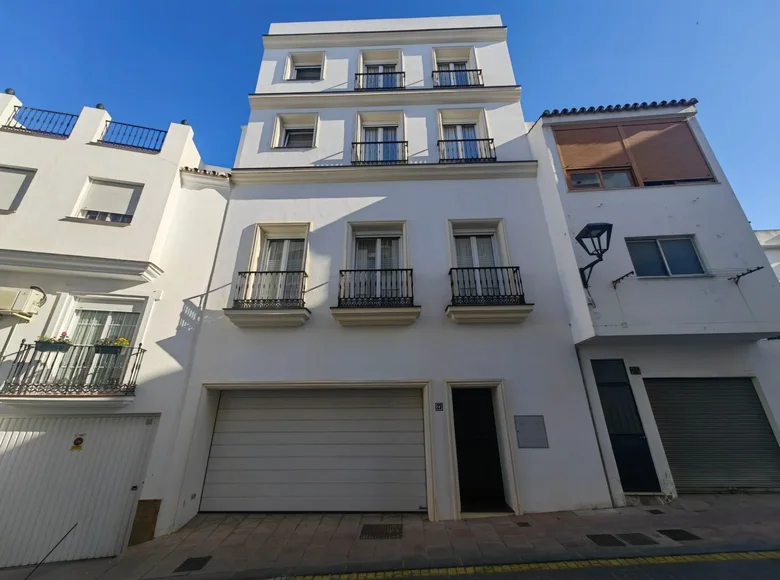 4 bedroom house 570 m² Estepona, Spain