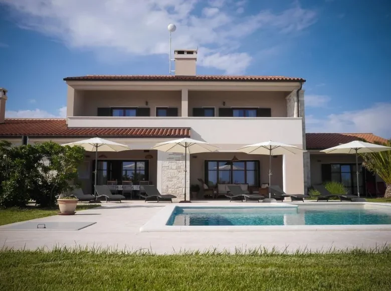 Villa de tres dormitorios 400 m² Roviño, Croacia