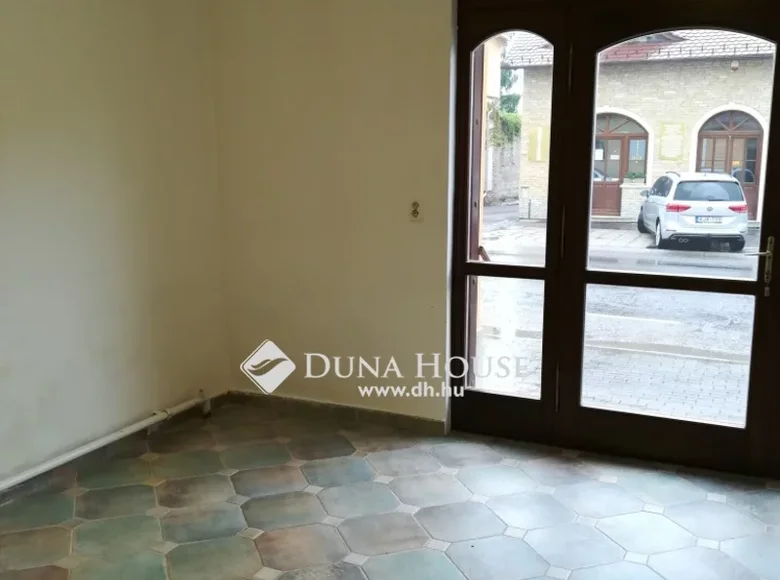 Office 124 m² in Veroce, Hungary