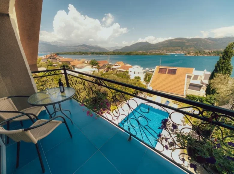 5 bedroom apartment 220 m² Tivat, Montenegro