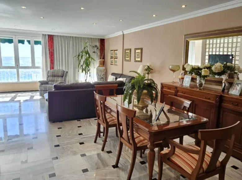 Mieszkanie 4 pokoi 205 m² Benidorm, Hiszpania