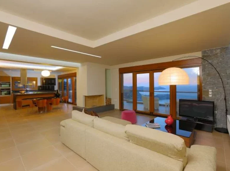 5 room house 345 m² in Region of Crete, Greece