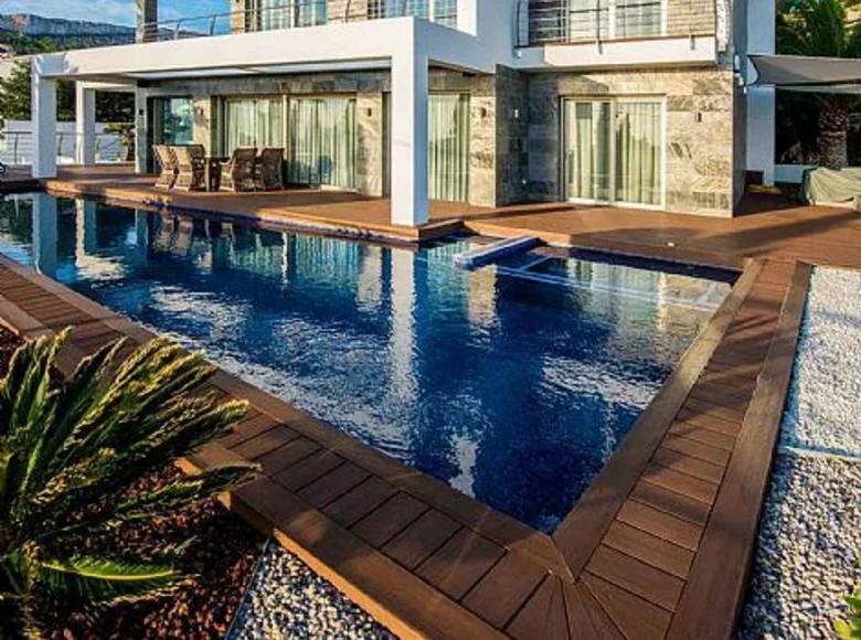 4-Schlafzimmer-Villa 440 m² Calp, Spanien