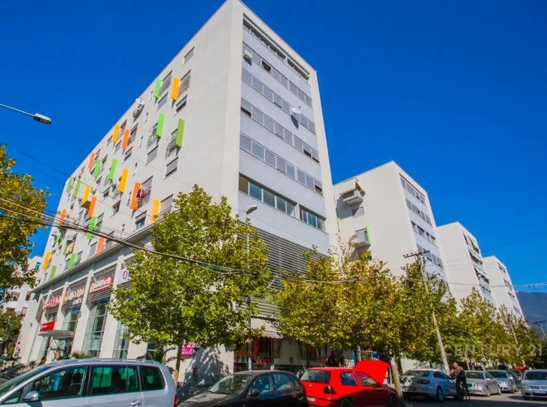 Office 3 rooms 120 m² in Tirana Municipality, Albania