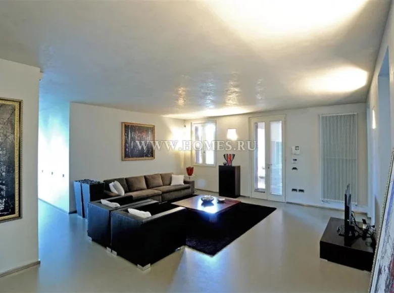 5 room villa 450 m² in Lombardy, Italy