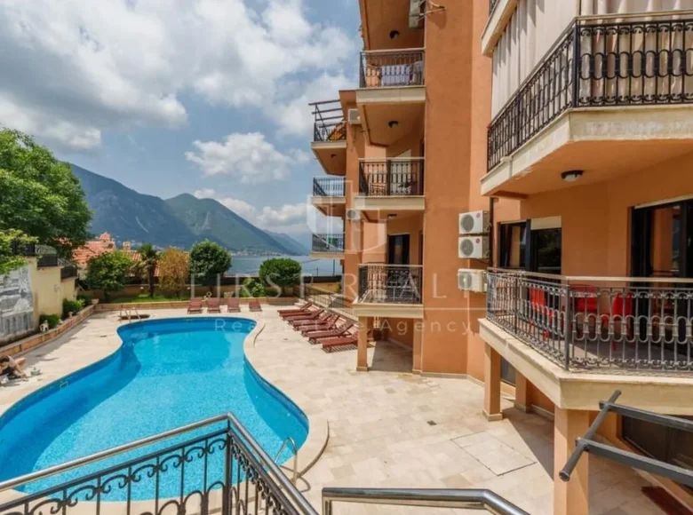 2 bedroom apartment 80 m² Dobrota, Montenegro