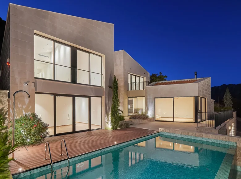 4 room villa 456 m² Kotor, Montenegro