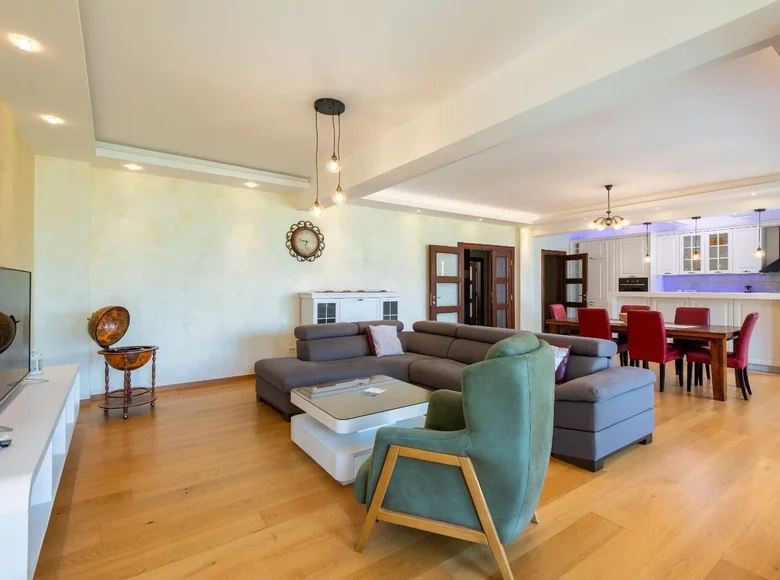 3 bedroom apartment 141 m² in Skaljari, Montenegro