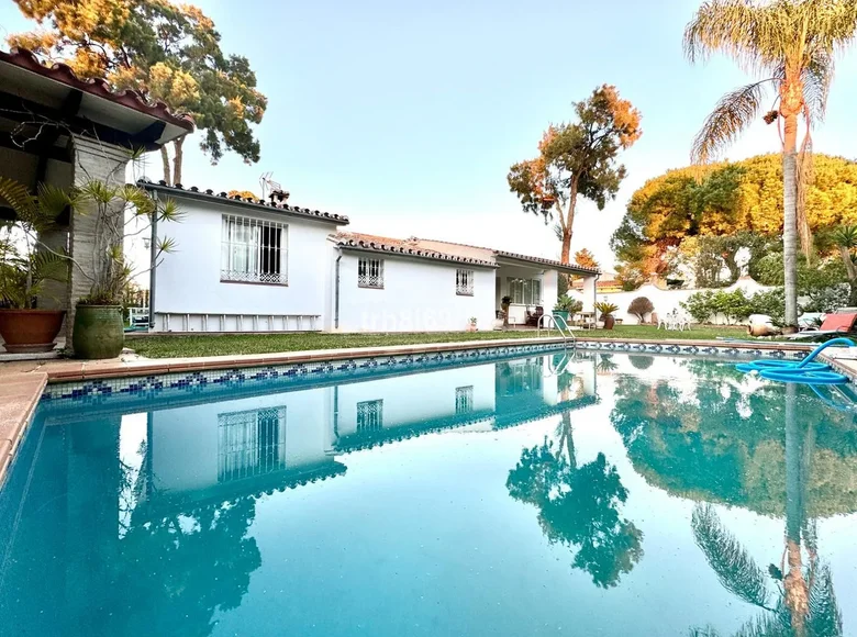 4-Schlafzimmer-Villa 260 m² Estepona, Spanien