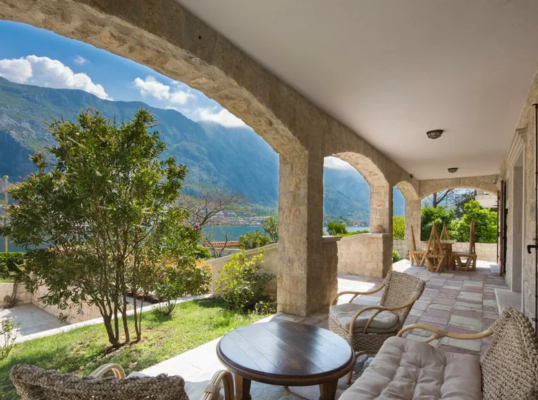 Dom 4 pokoi  Prcanj, Czarnogóra