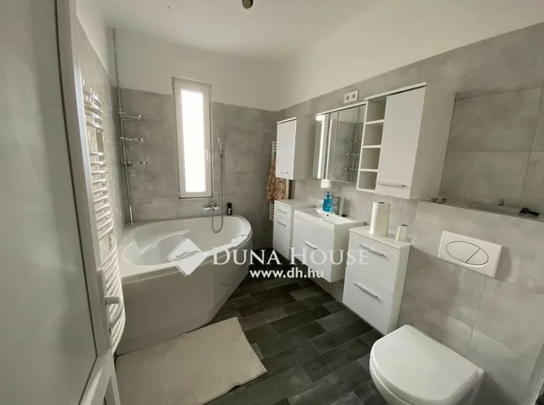 House 1 bathroom 200 m² in Central Hungary, All countries
