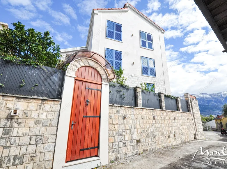 Вилла 4 спальни 240 м² Тиват, Черногория