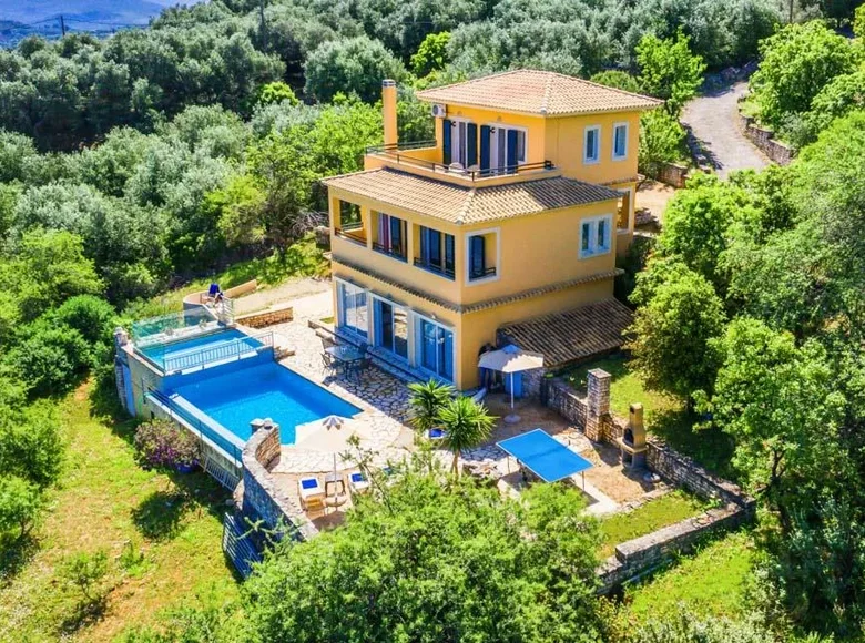Villa de tres dormitorios 240 m² Kassiopi, Grecia