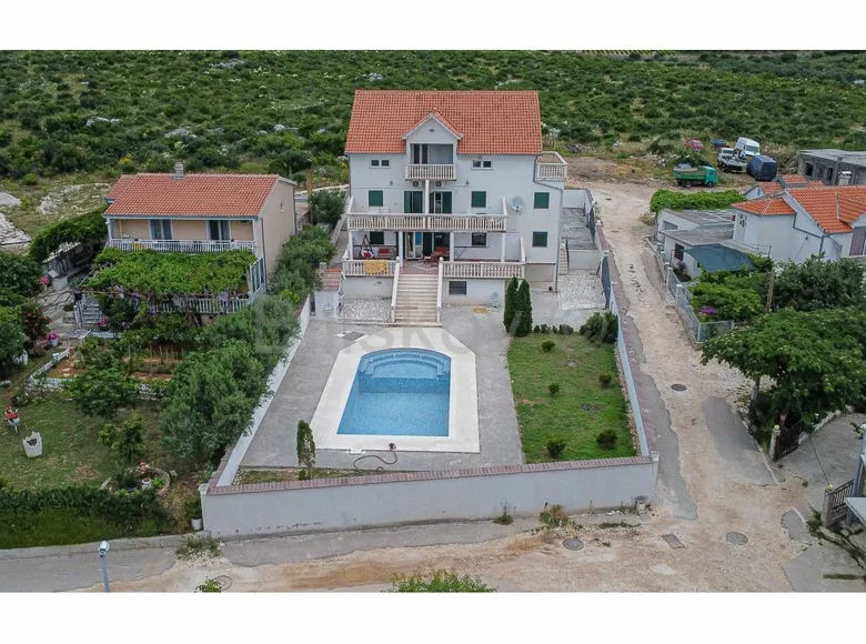 House 14 rooms 458 m² Plano, Croatia