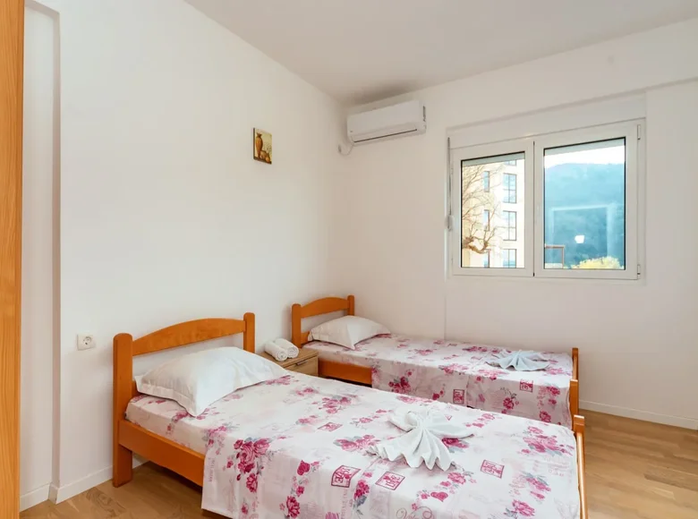 2 bedroom apartment 65 m² Rafailovici, Montenegro