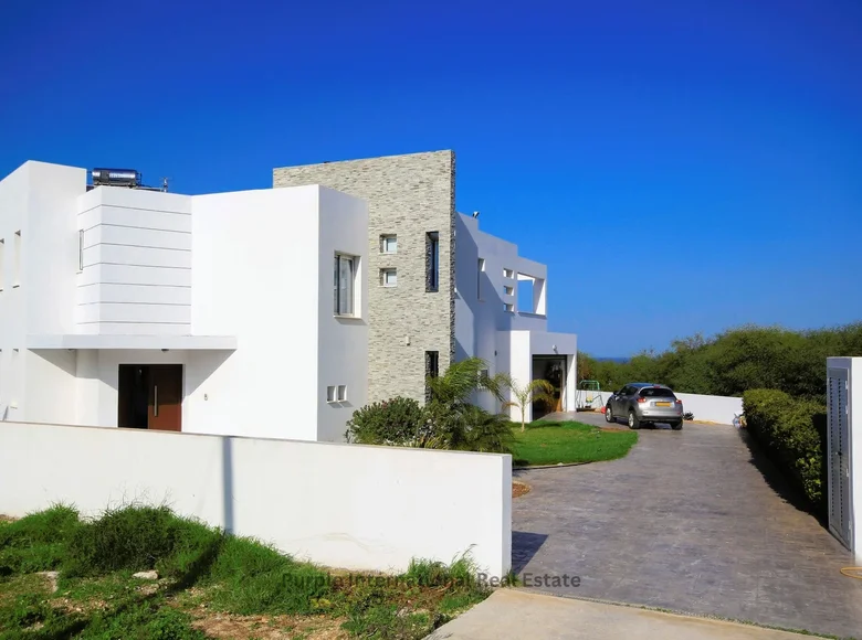 5-Schlafzimmer-Villa 300 m² Paralimni, Zypern