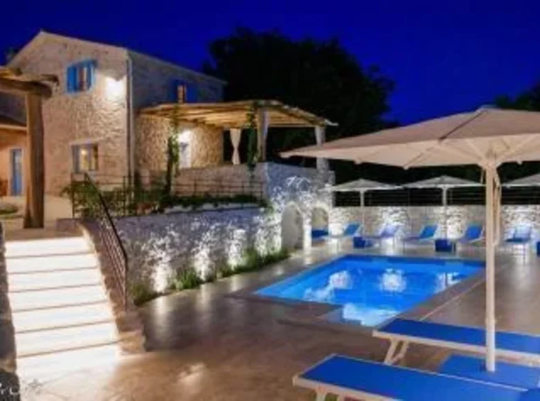 5 bedroom villa 240 m² Omisalj, Croatia