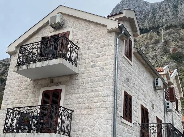 4 bedroom apartment 160 m² Dobrota, Montenegro