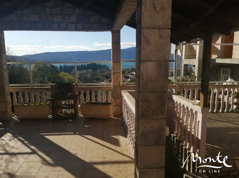 3-Schlafzimmer-Villa 180 m² Tivat, Montenegro