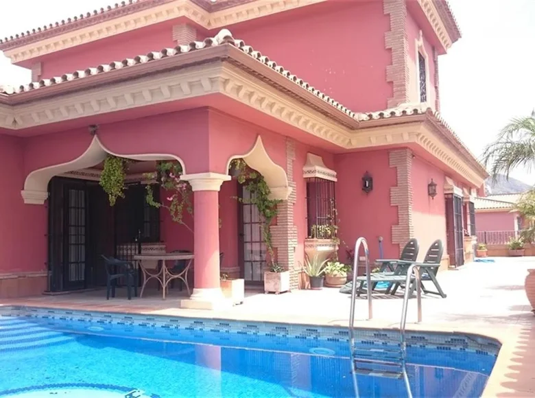 3-Schlafzimmer-Villa 1 080 m² Mijas, Spanien