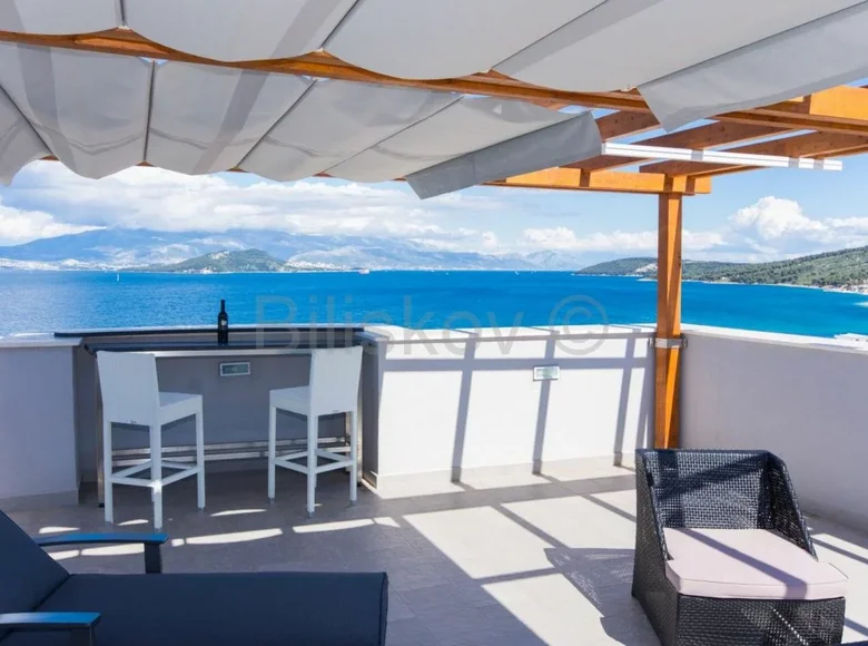 House 15 rooms 510 m² Slatine, Croatia