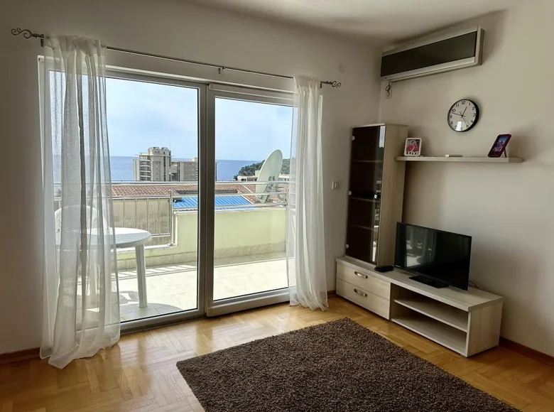 2 bedroom apartment 81 m² Petrovac, Montenegro