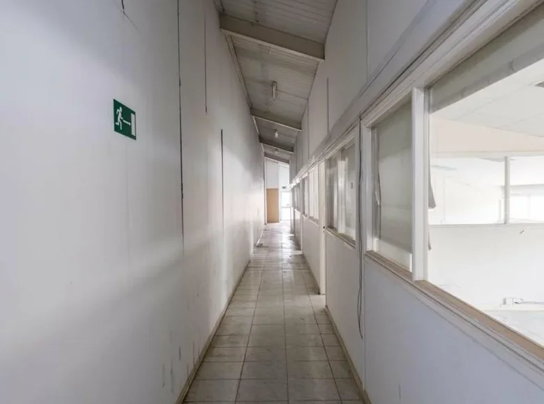 Entrepôt 6 425 m² à Strovolos, Chypre