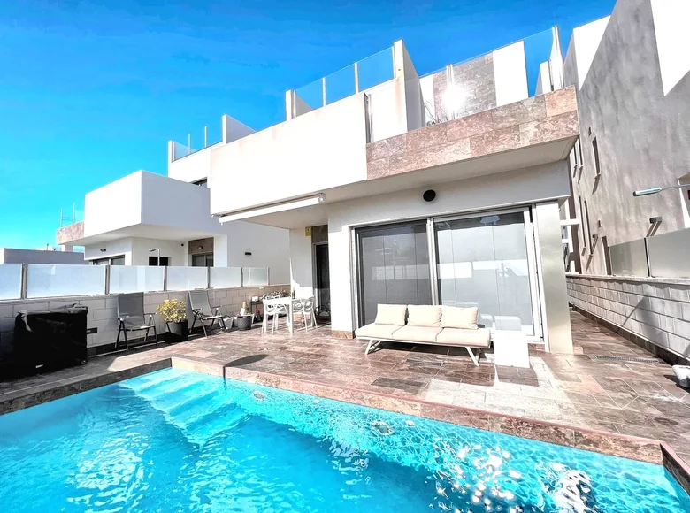 Villa de tres dormitorios 120 m² Orihuela, Španjolska
