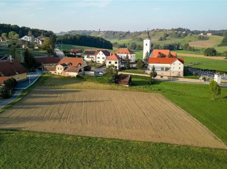 Atterrir 6 010 m² Nova vas, Slovénie
