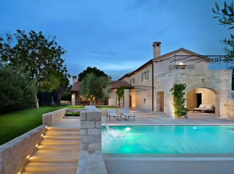 4 bedroom Villa 309 m² Grad Porec, Croatia