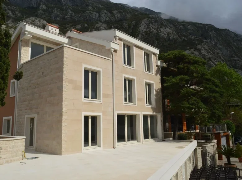 Villa de 4 dormitorios 420 m² Dobrota, Montenegro