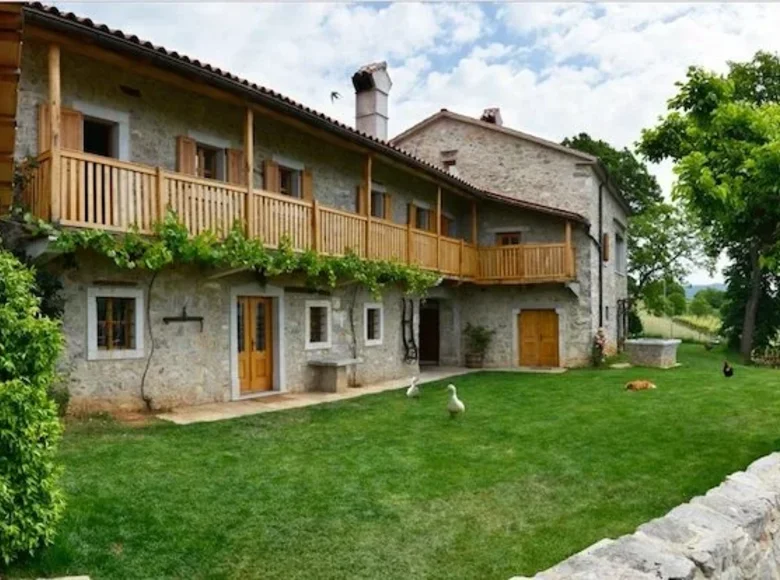 House 630 m² Jagodje, Slovenia