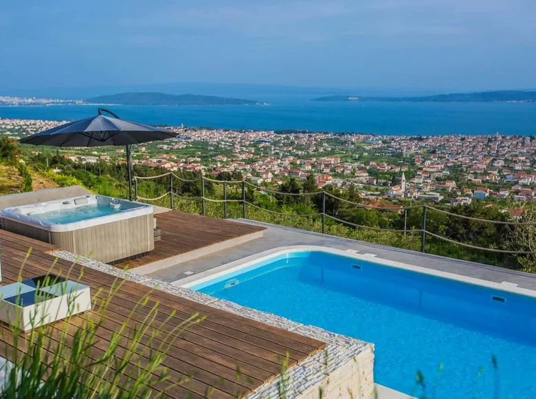 4 bedroom house 320 m² Grad Split, Croatia