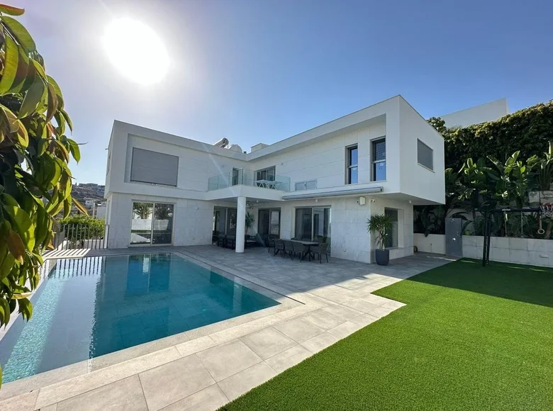 Haus 4 Schlafzimmer  in Demos Agiou Athanasiou, Zypern