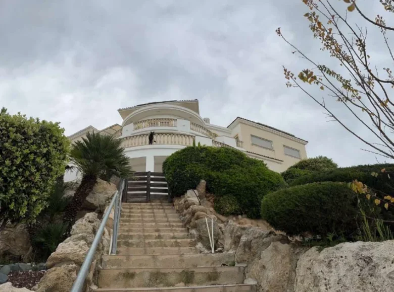 6 bedroom house  Kamares, Cyprus