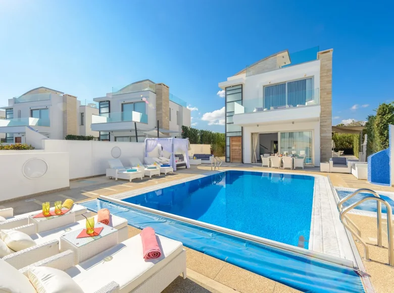 6 bedroom house 370 m² Paralimni, Cyprus